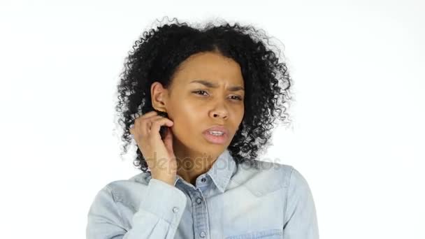 Mujer negra escuchando atentamente — Vídeo de stock