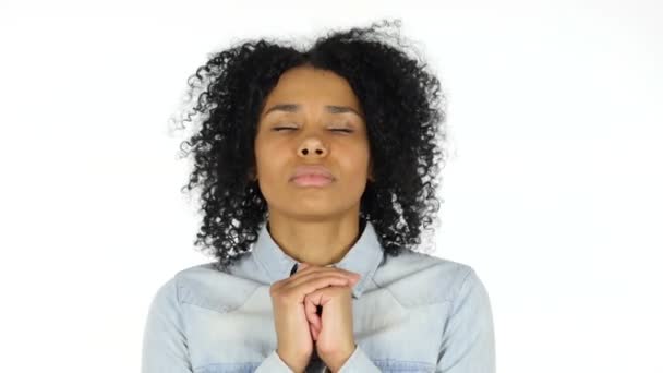 흑인 여성에 의해 제스처 기도, 흰색 배경 — 비디오