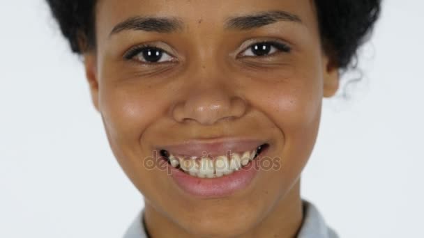 Sorridente nero donna labbra primo piano — Video Stock