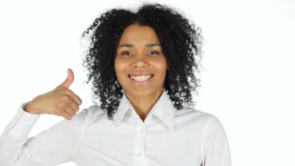 黒人女性の白い背景の上で親指を立てる — ストック動画
