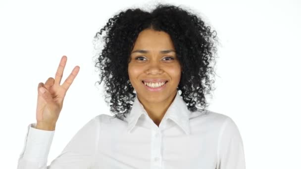 Overwinning Sign door zwarte vrouw op witte achtergrond — Stockvideo
