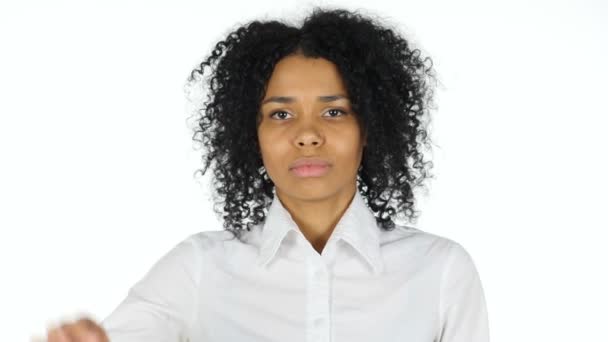 Oke Sign door zwarte vrouw op witte achtergrond — Stockvideo