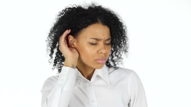 Черная женщина внимательно слушает информацию — стоковое видео