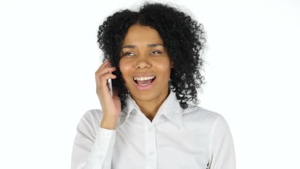 Mujer negra hablando en Smartphone — Vídeo de stock