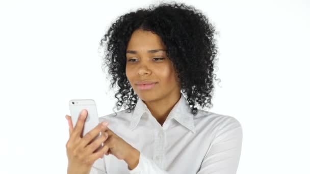 Usando Smartphone, menina africana — Vídeo de Stock