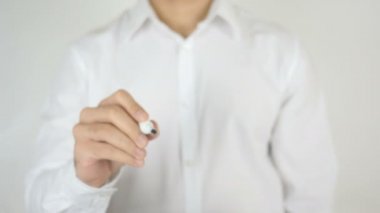 Banka, camın üzerine yazılmış