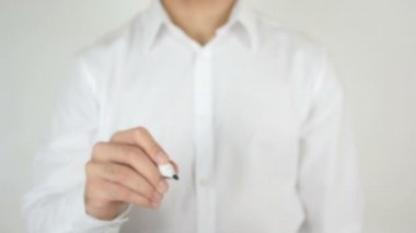 İş, camın üzerine yazılmış