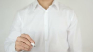 Avukat, camın üzerine yazılmış