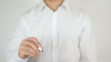 Güvenlik, camın üzerine yazılmış