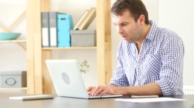 Adam iş iş kaybı el hareketi