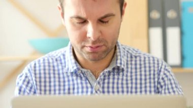 Baş ağrısı, dostum Laptop, önden görünüm üzerinde çalışmaya yakın çekim