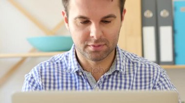 Adam iş online başarı kutluyor