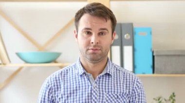 Başparmak aşağı ofisinde oturan adam tarafından