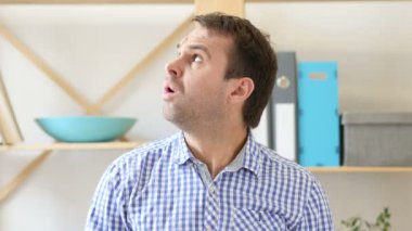 Şaşkın korkmuş adam, sosyal sorunlar