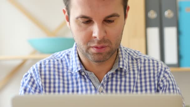 Stupito, uomo che lavora sul computer portatile in shock — Video Stock