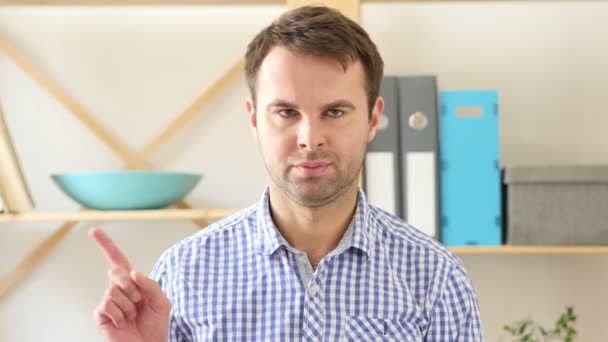 Hayır, ofisinde oturan adam reddetme parmak sallayarak — Stok video