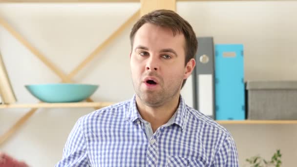 Расстроенный человек реагирует на неудачу, большой ущерб бизнесу — стоковое видео