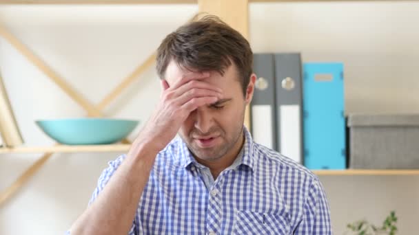 Bolest hlavy, stresu, pracující muž v úřadu — Stock video