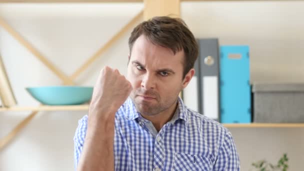 Hayal kırıklığına uğramış kızgın adam bağırıyor, ofisinde oturuyor — Stok video
