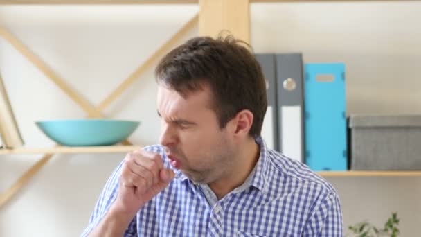 Homem doente tosse sentado no escritório — Vídeo de Stock