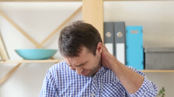 Homem cansado no trabalho sentado no escritório — Vídeo de Stock