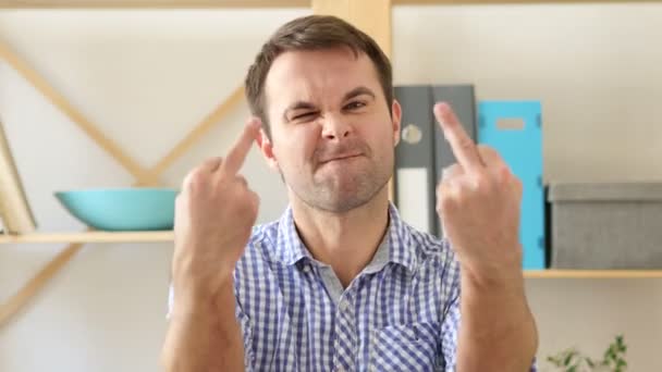 Man toont middelvinger, zittend in Office — Stockvideo