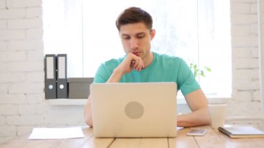 İş yerinde beyin fırtınası yeni fikir düşünüyorum adam