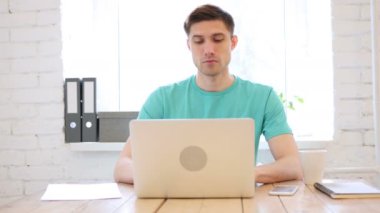 Baş ağrısı, baş ağrısı ile çalışan adam