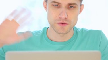 Görüntülü sohbet üzerinde Laptop, konuşan genç adam, önden görünüm