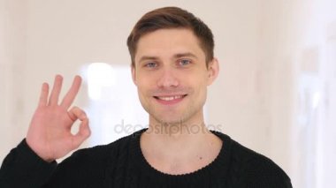 Ofiste oturan adam iyi jest tarafından orta yaşlı