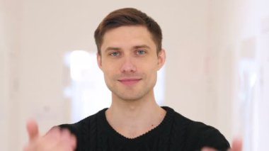 Ofiste otururken elleri olan orta yaşlı adam davet