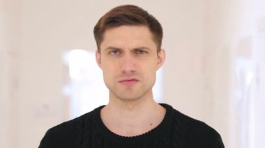 Hayır kafa sallayarak, orta reddetme ofisinde oturan adam yaşlı