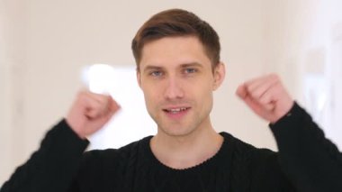 Adam başarı kutluyor Office kazanma portre