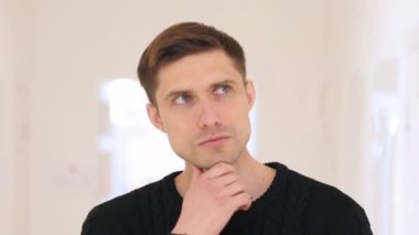 Adam beyin fırtınası, ofiste oturan düşünme portre