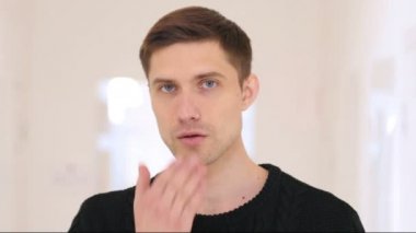 Portre, aşık genç adam tarafından öpücük uçan