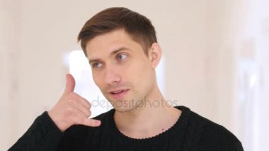 Ofiste genç adam el hareketi yardım için bizi arayın