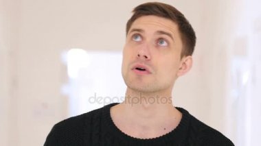 Şaşkın korkmuş genç, korkan adam portresi