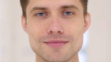 yakışıklı adam yüzü gülüyor