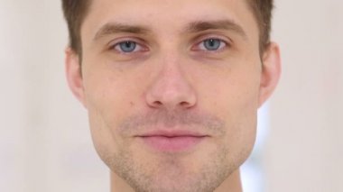 Müşterilerle yüz yakın konuşan adam