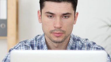 Adam başarı için heyecanlı kutluyor