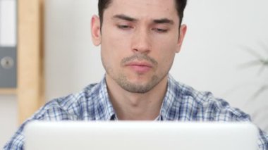 Dalgın yaratıcı Online, önden görünüm çalışan adam