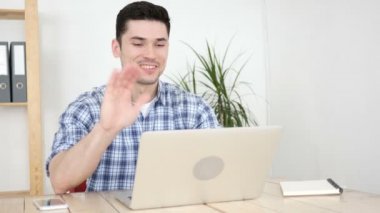 Yakışıklı adam tarafından online görüntülü sohbet