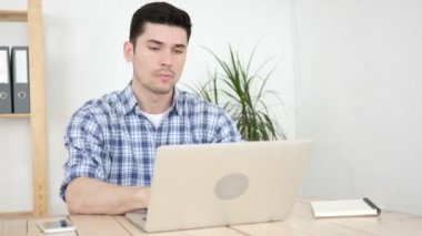 Yaratıcı adam işini tamamladıktan sonra bürosundan çıkarken