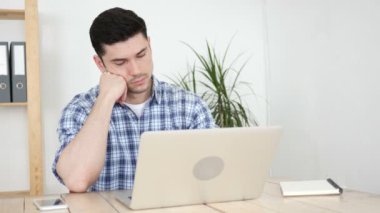 Ofisinde uyuyan yaratıcı adam