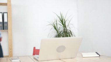 Cerative adam ofise geliyor başlar iş üstünde Laptop