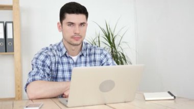 Kafa inkar içinde sallayarak, reddetme anlaşma adamım