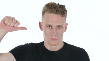 Başparmak aşağı beyaz arka plan üzerinde genç adam tarafından