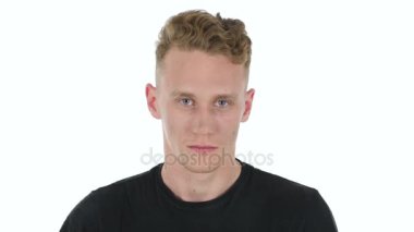 Beyaz arka plan üzerinde genç adam reddetme parmak sallayarak