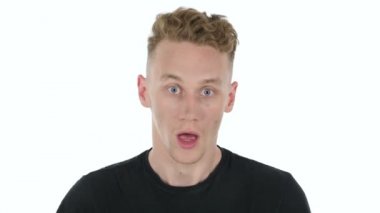 Genç adam izole şok beyaz arka plan