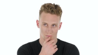 Düşünme, genç adam beyaz arka plan üzerinde beyin fırtınası